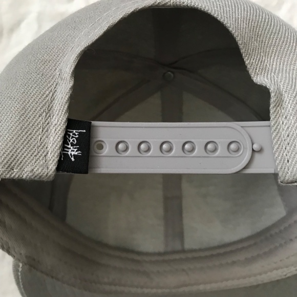 NWT STUSSY Snapback Cap Hat Flat Brim Grey White Unisex - Picture 7 of 10
